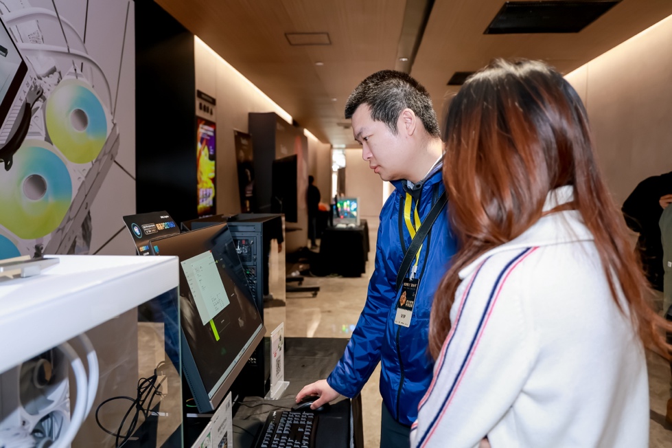 人在玩电脑

描述已自动生成