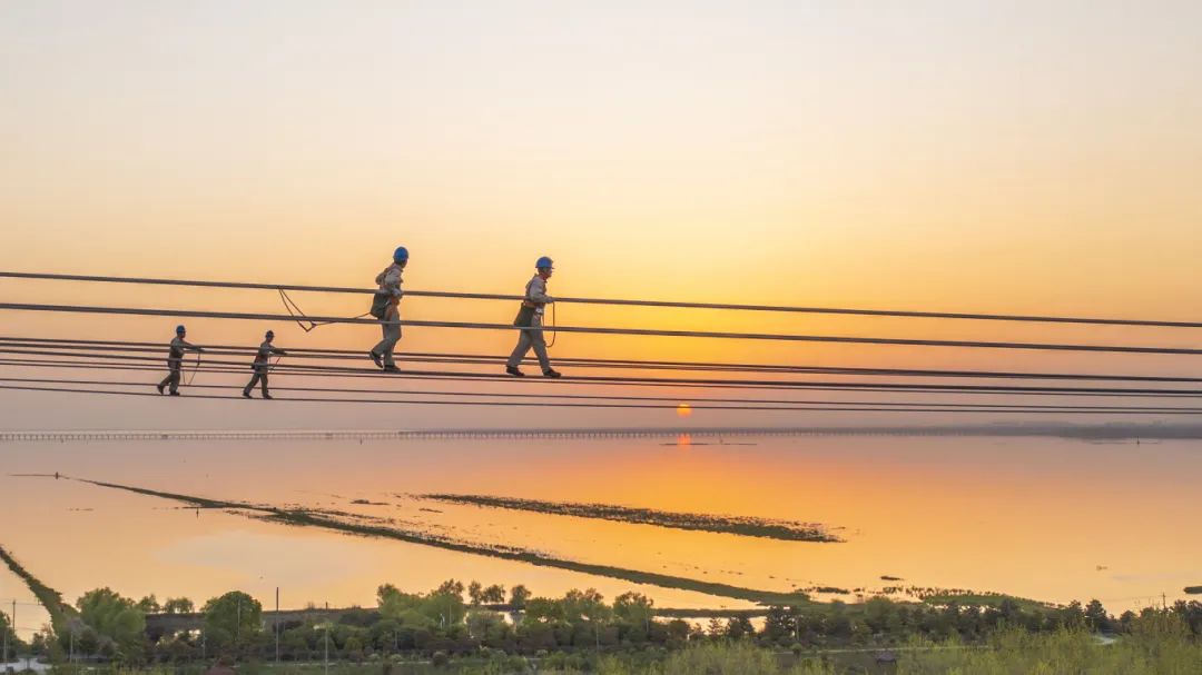 图为国网江苏电力输电运检人员在白鹤滩至江苏±800千伏直流输电线路江苏溧水段开展检修作业.jpg
