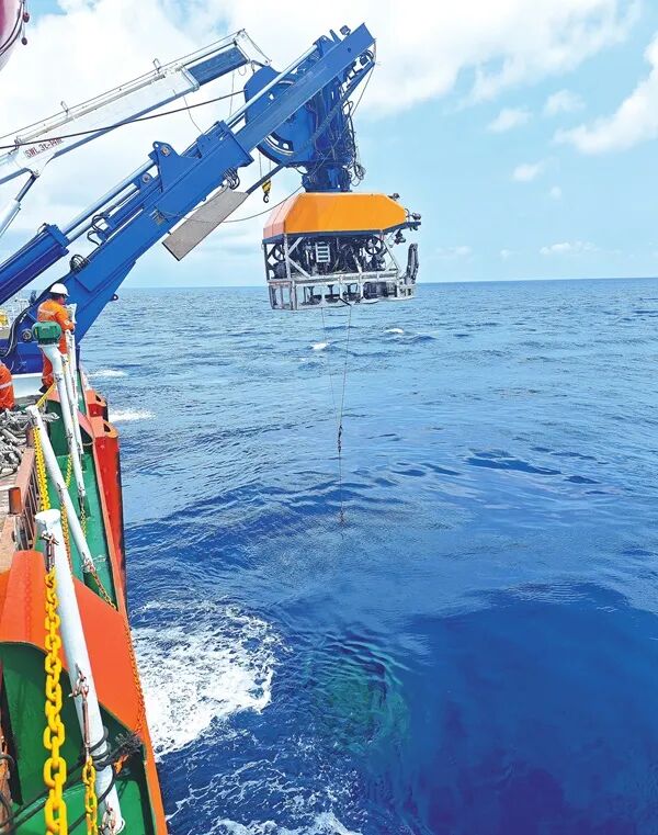 考人员利用“海马”号无人遥控潜水器回收沉积物捕获器。广州海洋地质调查局供图